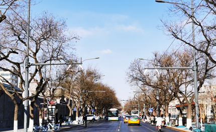 全國首例！北京無軌電車多桿合一